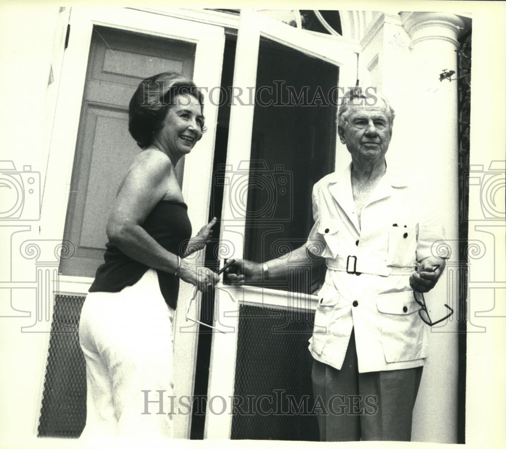 1979 Press Photo Lowell Thomas, broadcaster, explorer with wife, in New York. - Historic Images