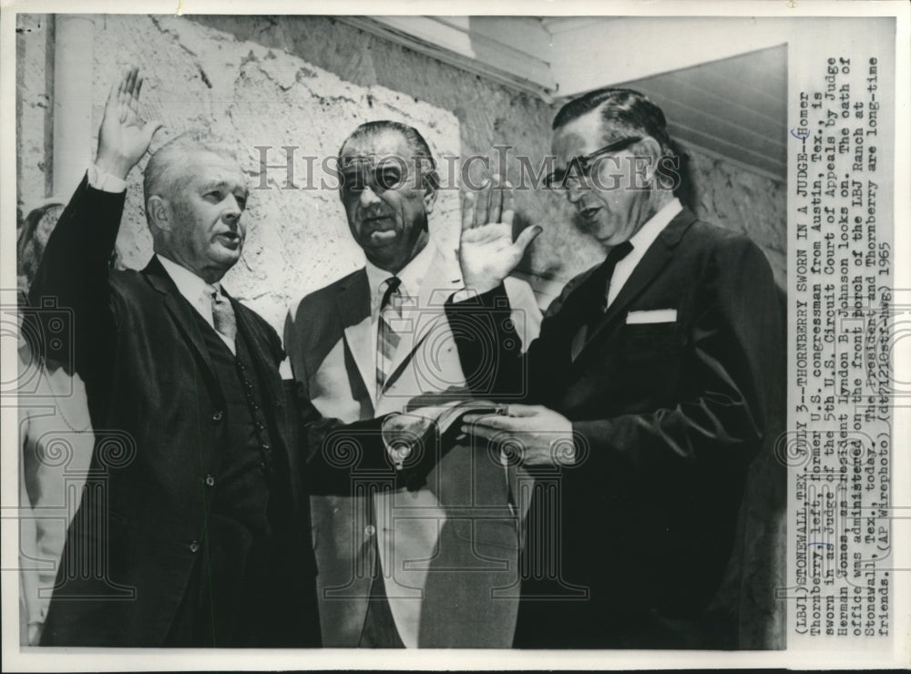 1965, Homer Thornberry sworn is as Judge by Judge Jones with LBJ - Historic Images