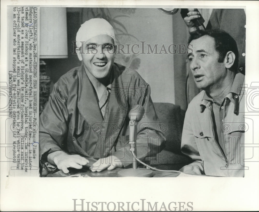 1967 Press Photo Singer Joey Bishop Interviews Jimmie Rodgers in California - Historic Images