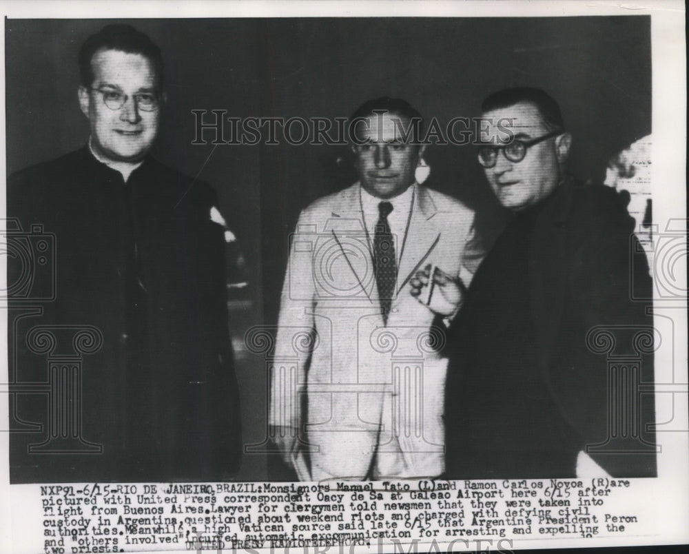 1955 Press Photo Monsignors Manel Tato and Ramon Carlos Novoa at Galeao Airport - Historic Images
