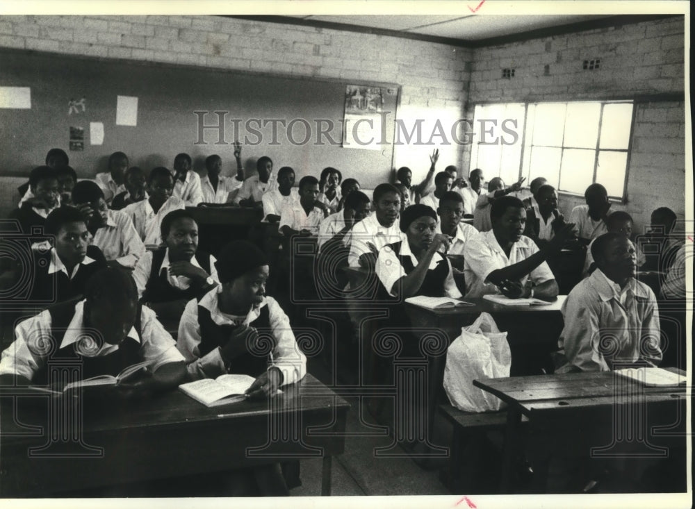 1981 Students at Sekano-Ntoane high school Johannesburg, So. Africa - Historic Images