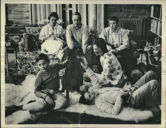 1964 Press Photo William Scranton, Governor of Pennsylvania, and family at home - Historic Images