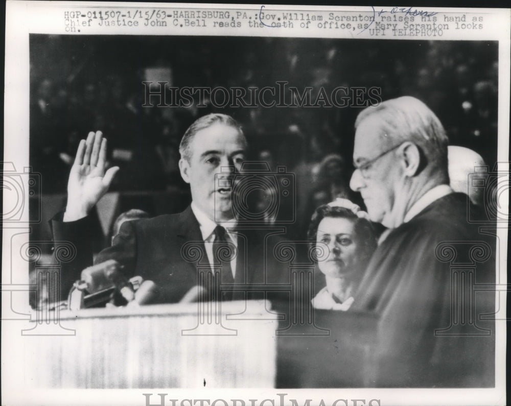 1963 Press Photo Governor William Scranton is sworn in by Justice John C. Bell - Historic Images