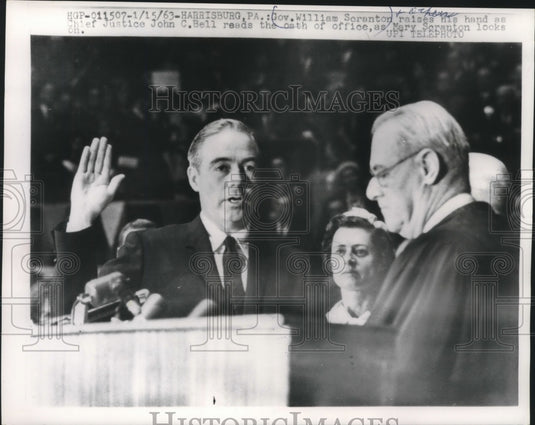1963 Press Photo Governor William Scranton is sworn in by Justice John C. Bell - Historic Images