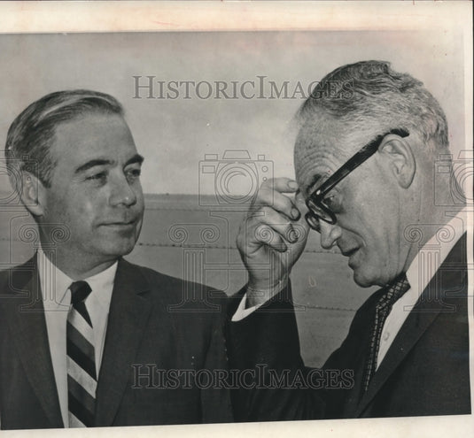 1964 Press Photo Senator Barry Goldwater talks with Governor William Scranton - Historic Images