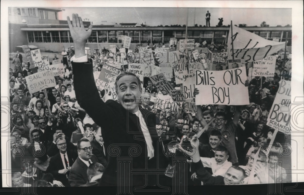 1964 Press Photo Pennsylvania Governor William Scranton Waves Crowd, Des Moines - Historic Images