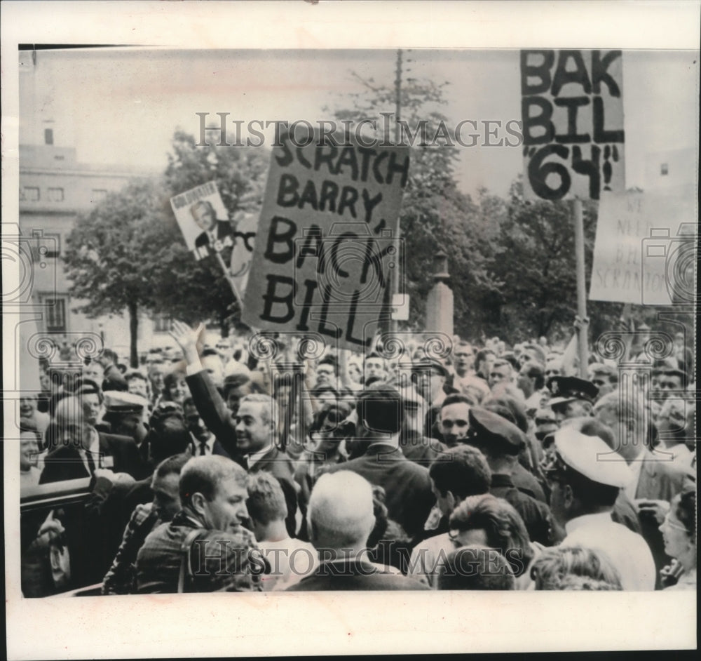 1964 Press Photo Crowd Surrounds Governor William Scranton With Hand Raised- Historic Images