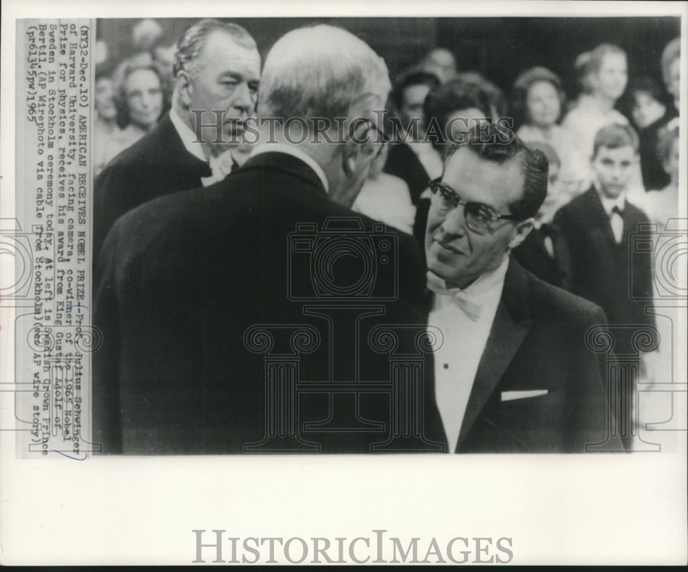 1965 Press Photo Julius Schwinger Receiving Nobel Prize from King Gustaf - Historic Images