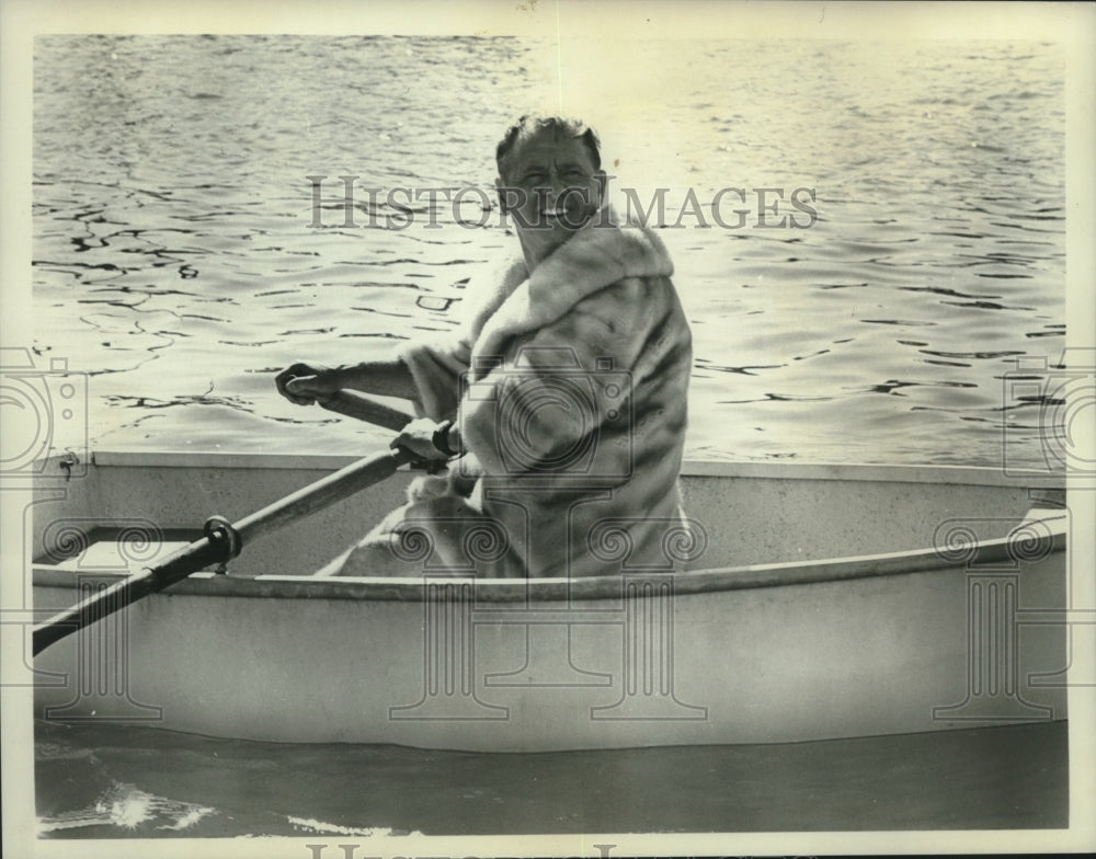 1964 Press Photo Mickey Rooney sitting in row boat for new series &quot;Mickey&quot; - Historic Images