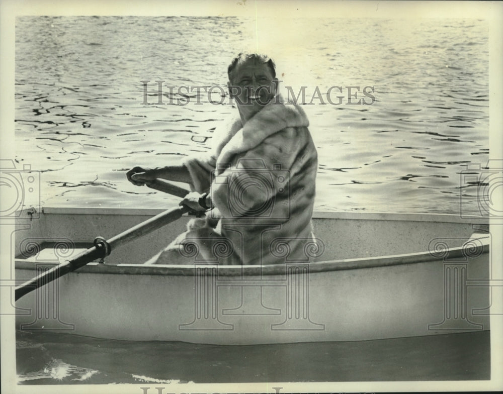 1964 Press Photo Mickey Rooney sitting in row boat for new series "Mickey" - Historic Images
