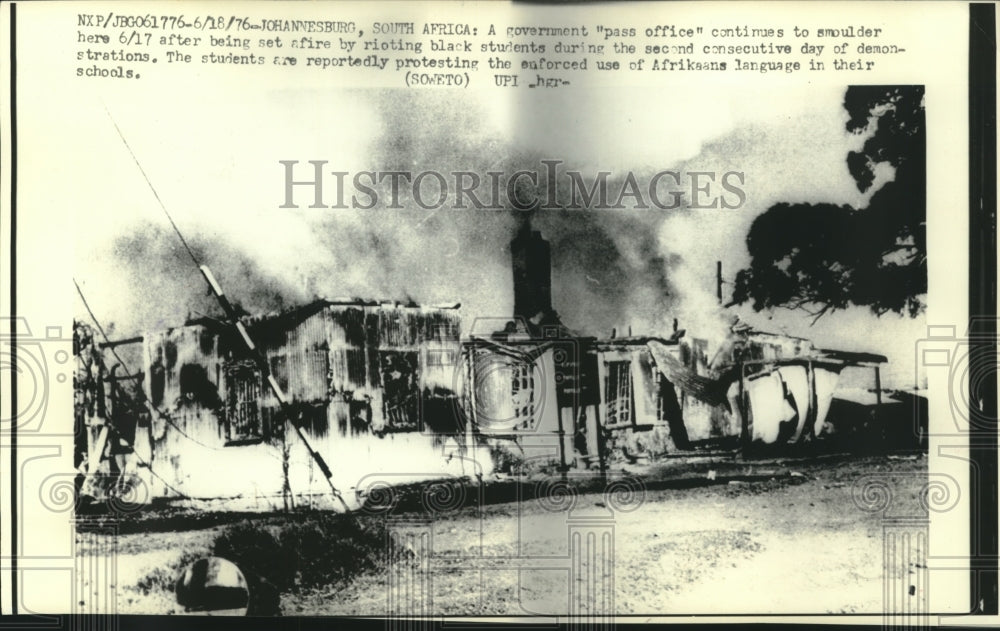 1976 Press Photo Rioting black students in S. Africa burn down government office - Historic Images