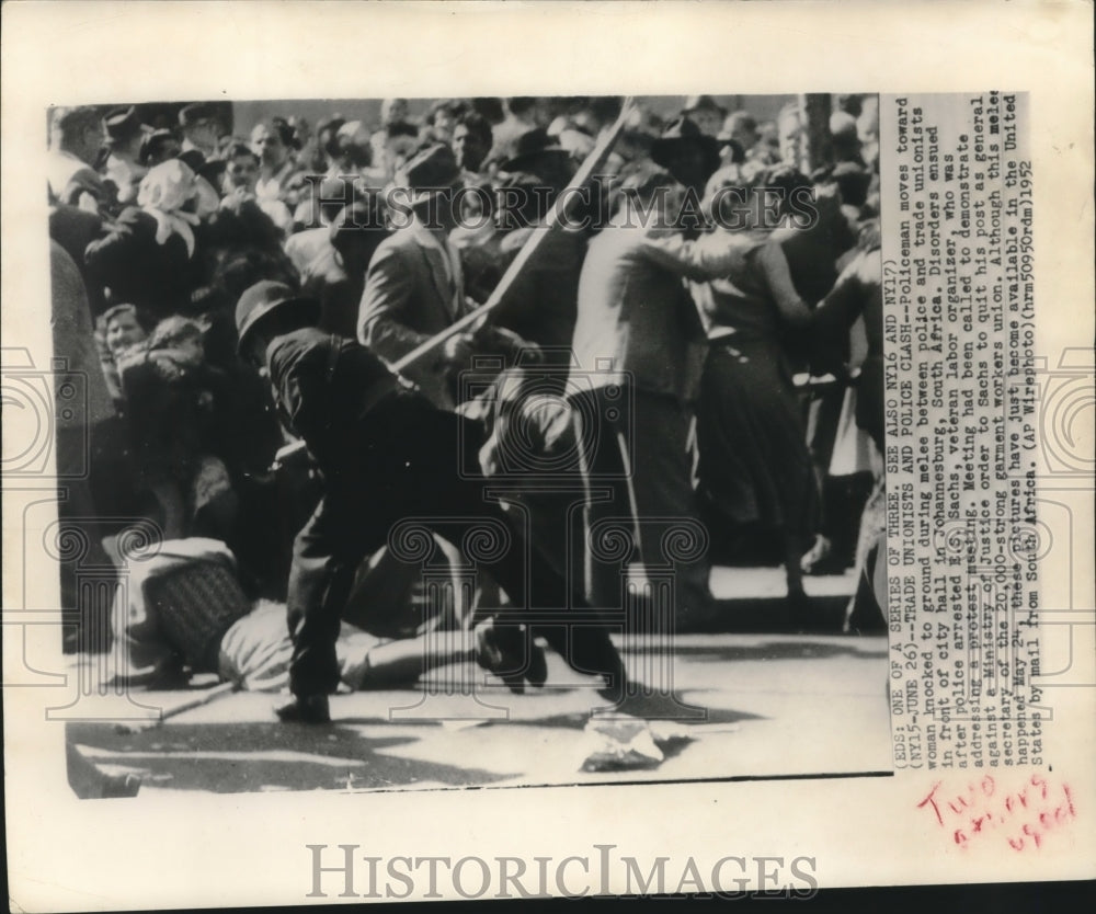1952 Press Photo Police and trade unionists battle at City Hall in Johannesburg - Historic Images
