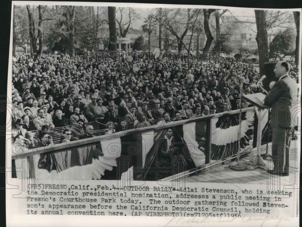 1956 Press Photo Adlai Stevenson addresses crowd in Fresno's Courthouse Park- Historic Images