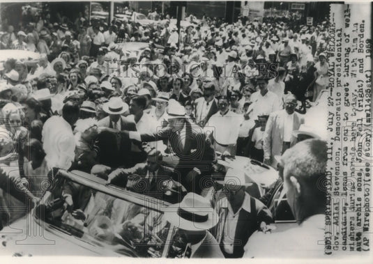 1952 Press Photo Gov. Adlai Stevenson, greeted by Illinois crowd at a motorcade - Historic Images