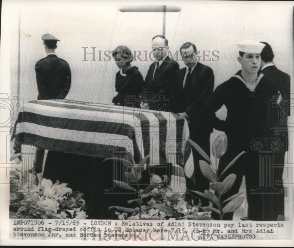 1965 Press Photo Relatives of Adlai Stevenson pay last respects in London - Historic Images