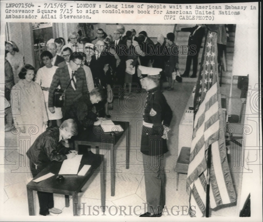 1965 Press Photo People wait in line to sign Adlai Stevenson's condolence book - Historic Images