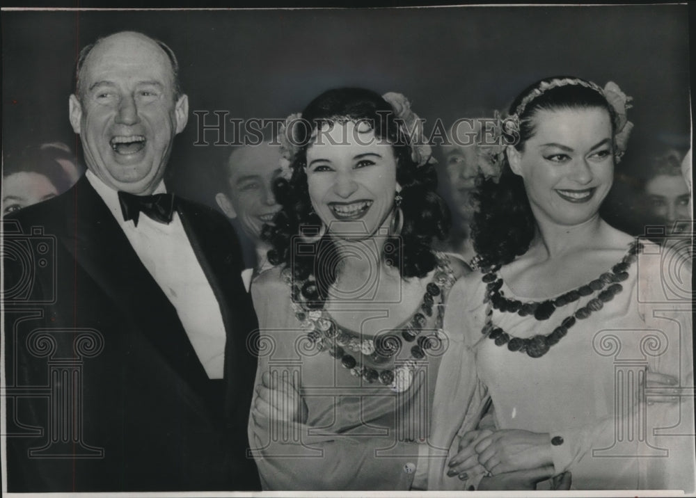 1961 Press Photo UN Ambassador Adlai Stevenson with Russian Moiseyev dancers - Historic Images