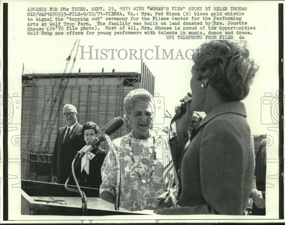 1970 Press Photo Mrs. Jouette Shouse, Mrs.Pat Nixon at &quot;topping out&quot; ceremony - Historic Images