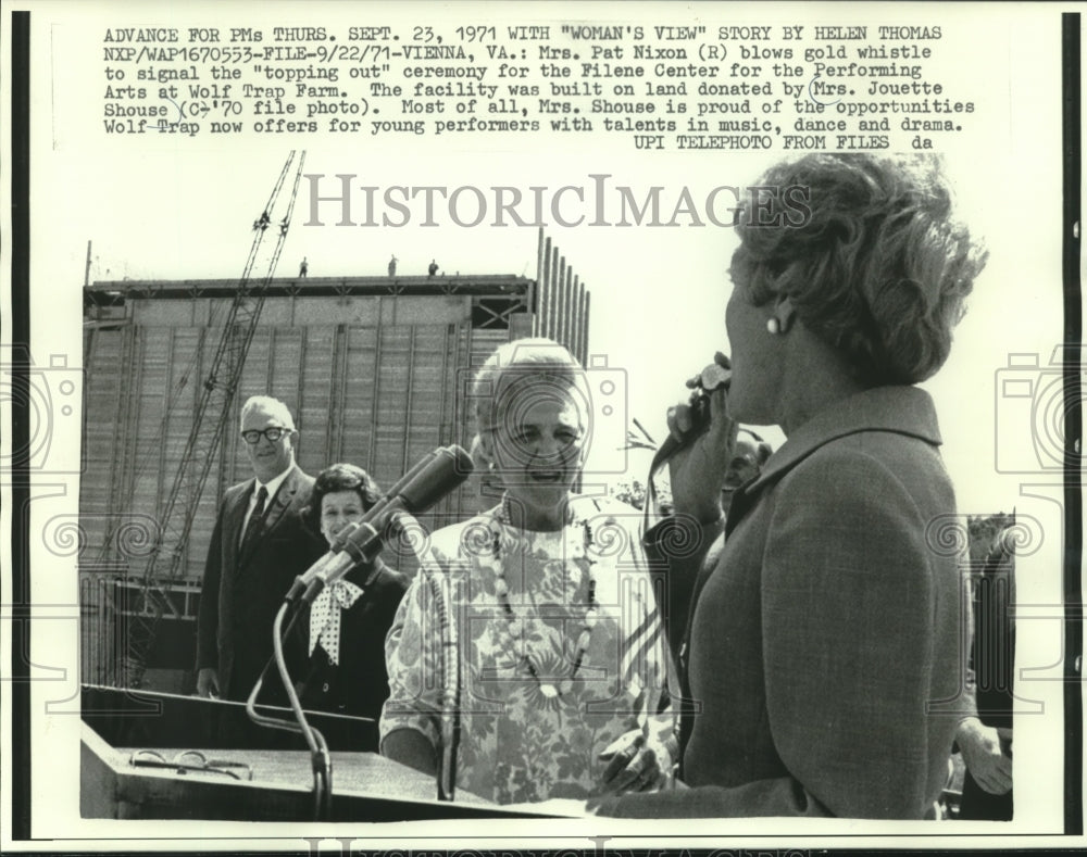 1970 Press Photo Mrs. Jouette Shouse, Mrs.Pat Nixon at "topping out" ceremony - Historic Images