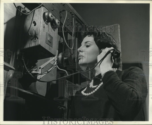 1960, Adjustable telephone at Illinois Bell Telephone Co.'s museum - Historic Images