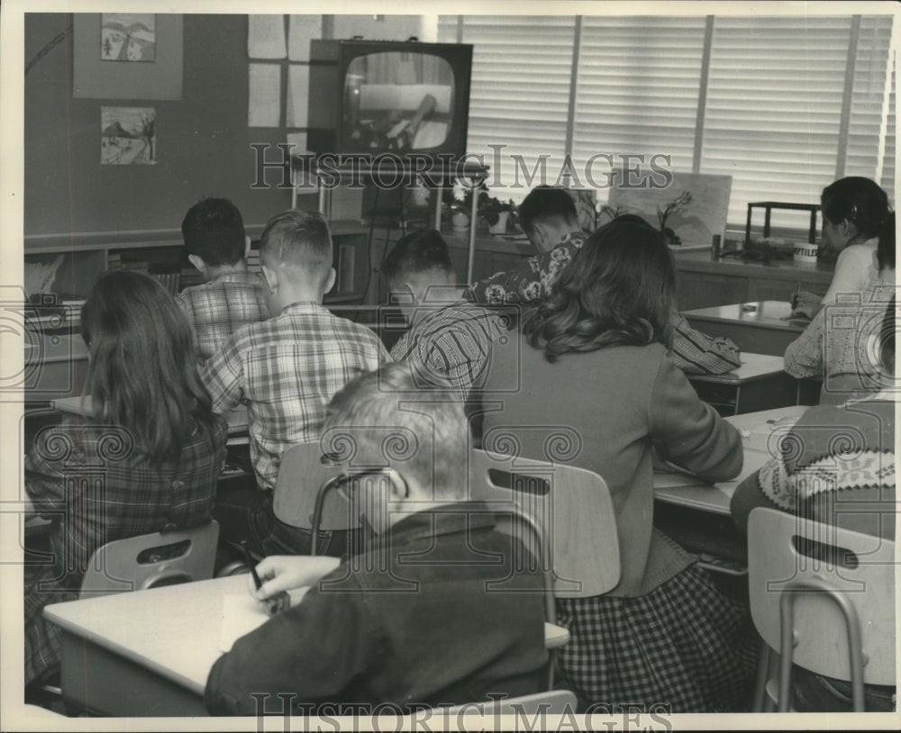 1958 Press Photo Students given art project instructions on television close up. - Historic Images