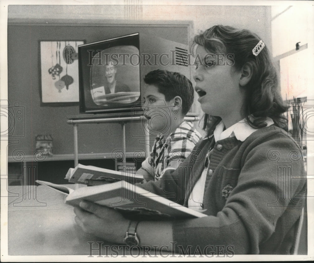 1957 Press Photo Kenny Vann, Patsy Huffman perform lesson of TV music teacher.-Historic Images