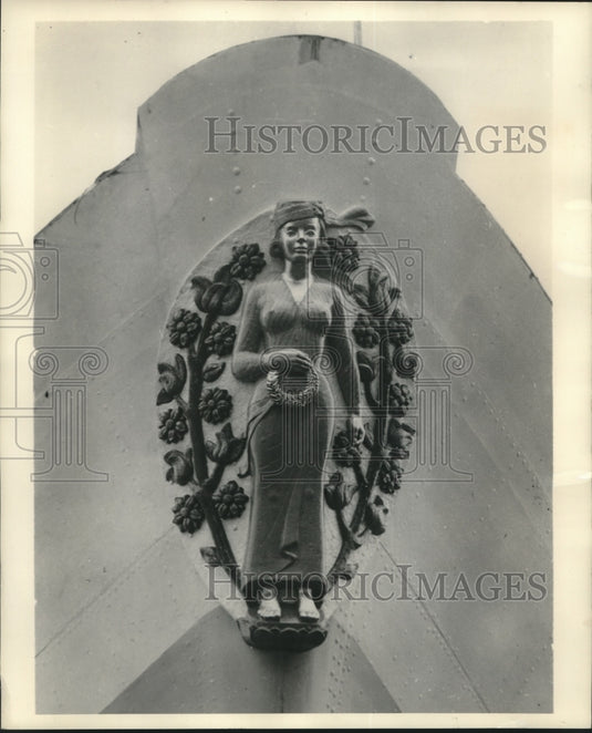 1947 Press Photo Filipino girl adorning the bow of the "Bataan," built in Norway-Historic Images