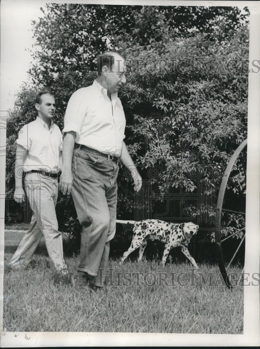 1956 Press Photo Adlai Stevenson walks with son Adlai Jr. on farm in Illinois - Historic Images