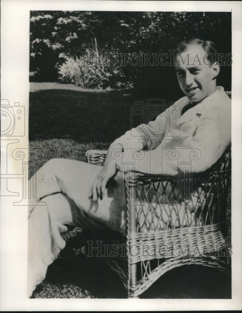 1952 Press Photo Governor Adlai Stevenson at age 24, sits in parents&#39; backyard - Historic Images