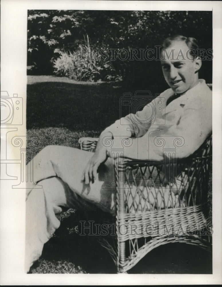 1952 Press Photo Governor Adlai Stevenson at age 24, sits in parents' backyard - Historic Images