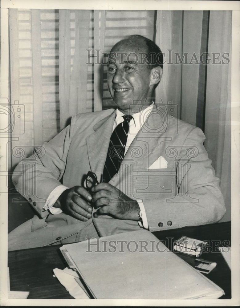 1952 Press Photo Governor Stevenson relaxes at his Chicago State Office desk - Historic Images