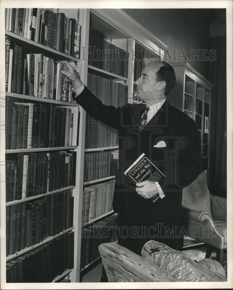 1952 Adlai Stevenson in his personal library at governors mansion - Historic Images