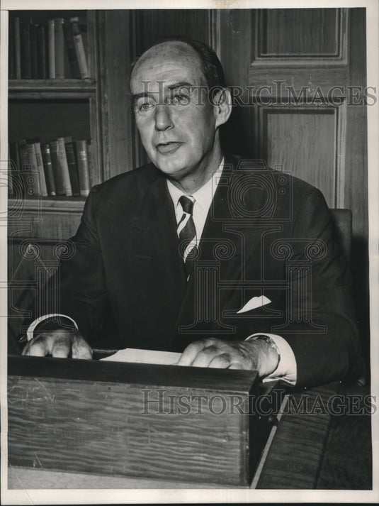 1952 Governor Adlai Stevenson talks to newsmen in Chicago theatre - Historic Images