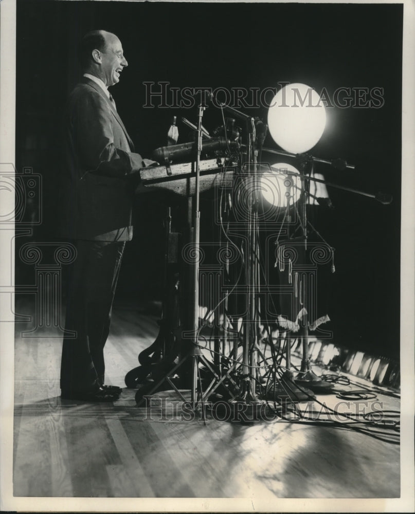 1952 Press Photo Adlai Stevenson stands before microphones at Mosque Stadium - Historic Images