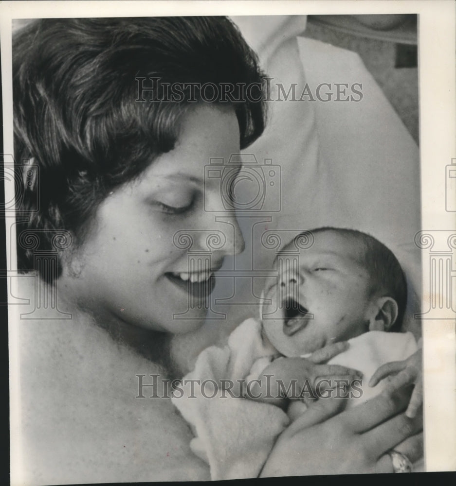 1964 Press Photo Evangelist Billy Graham welcomes first grandson in N. Carolina - Historic Images