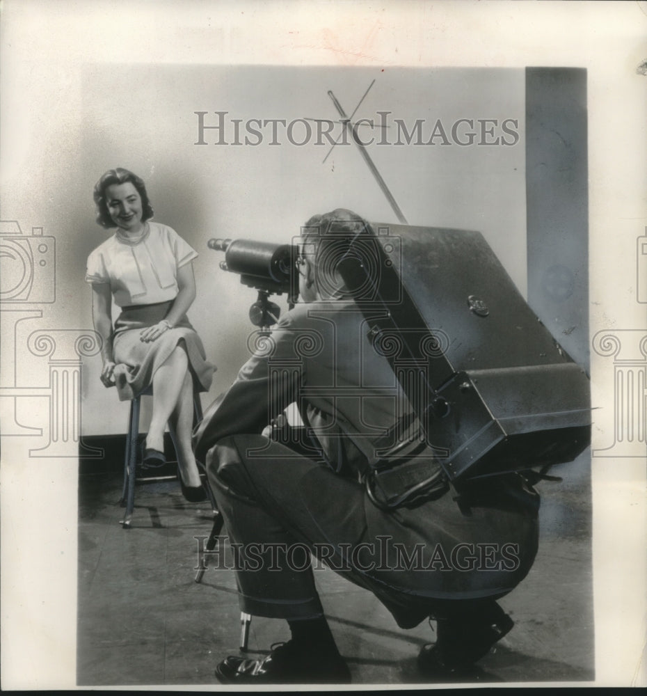 1951 Press Photo Portable camera demonstrated by Jack Dilley in New York. - Historic Images