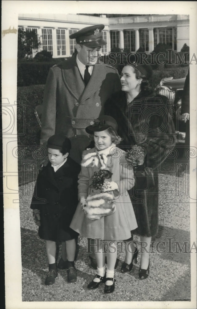 1944 Press Photo Captain Elliott Roosevelt and family outside White House - Historic Images