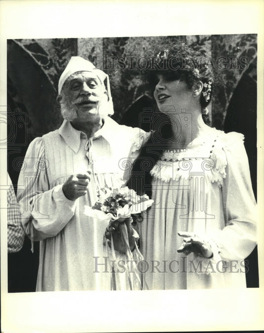 1980 Linda Ronstadt and George Rose rehearse in Central Park - Historic Images