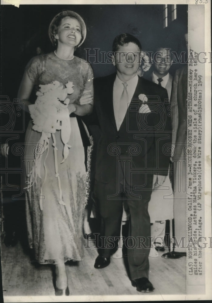 1949 Press Photo Mickey Rooney Walks Down Aisle Martha Vickers North Hollywood - Historic Images