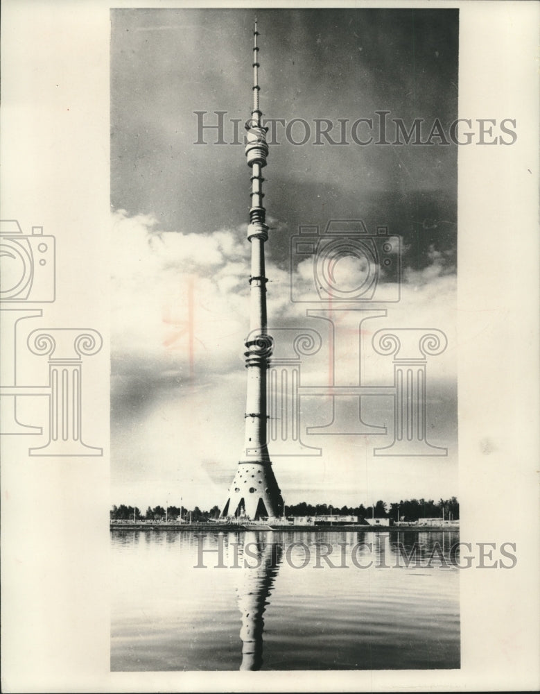 1969 Press Photo A Moscow television tower in Russia reflected in water below - Historic Images