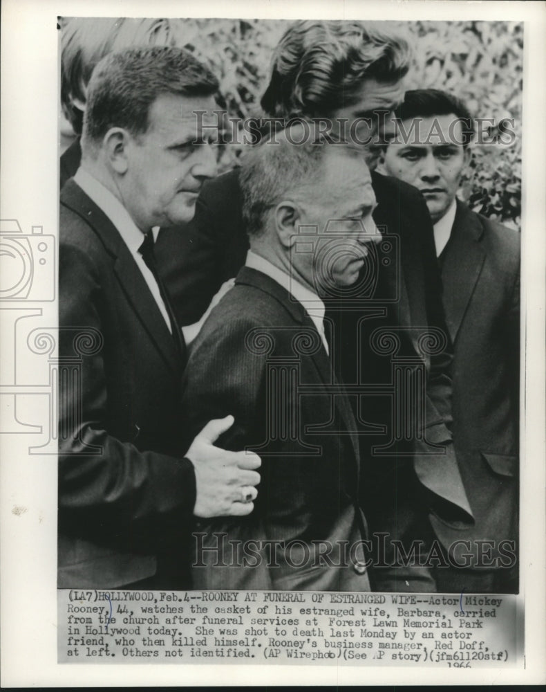 1966 Press Photo Actor Mickey Rooney at funeral of his estranged wife, Barbara - Historic Images