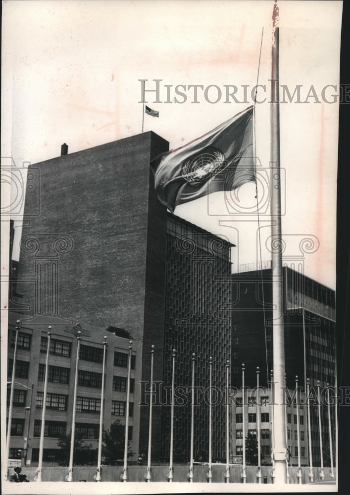 1965 Press Photo United Nations flag at half staff for Adlai Stevenson - Historic Images