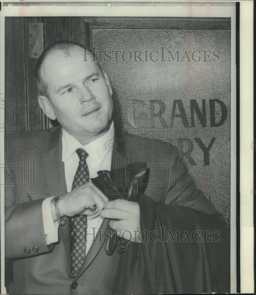 1966 Press Photo Samuel H. Sheppard in front of grand jury room in Cleveland - Historic Images