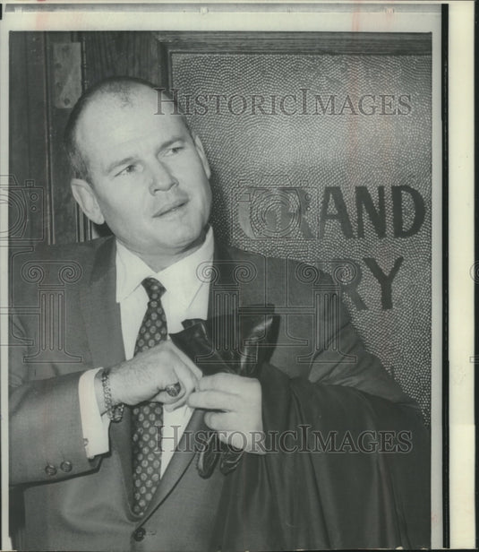 1966 Press Photo Samuel H. Sheppard in front of grand jury room in Cleveland - Historic Images