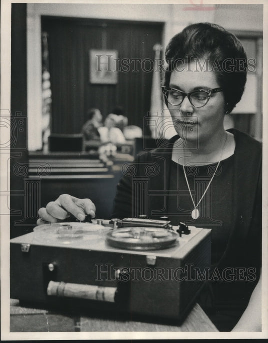 1965 Press Photo Mrs. Leon Snyder left council meeting with tape recorder - Historic Images