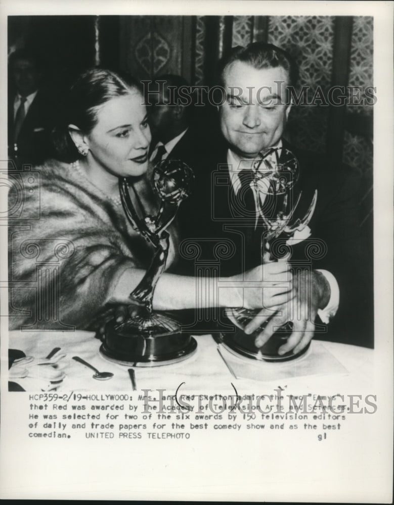 1952 Press Photo Red Skelton and his wife pose with the two Emmys he won - Historic Images