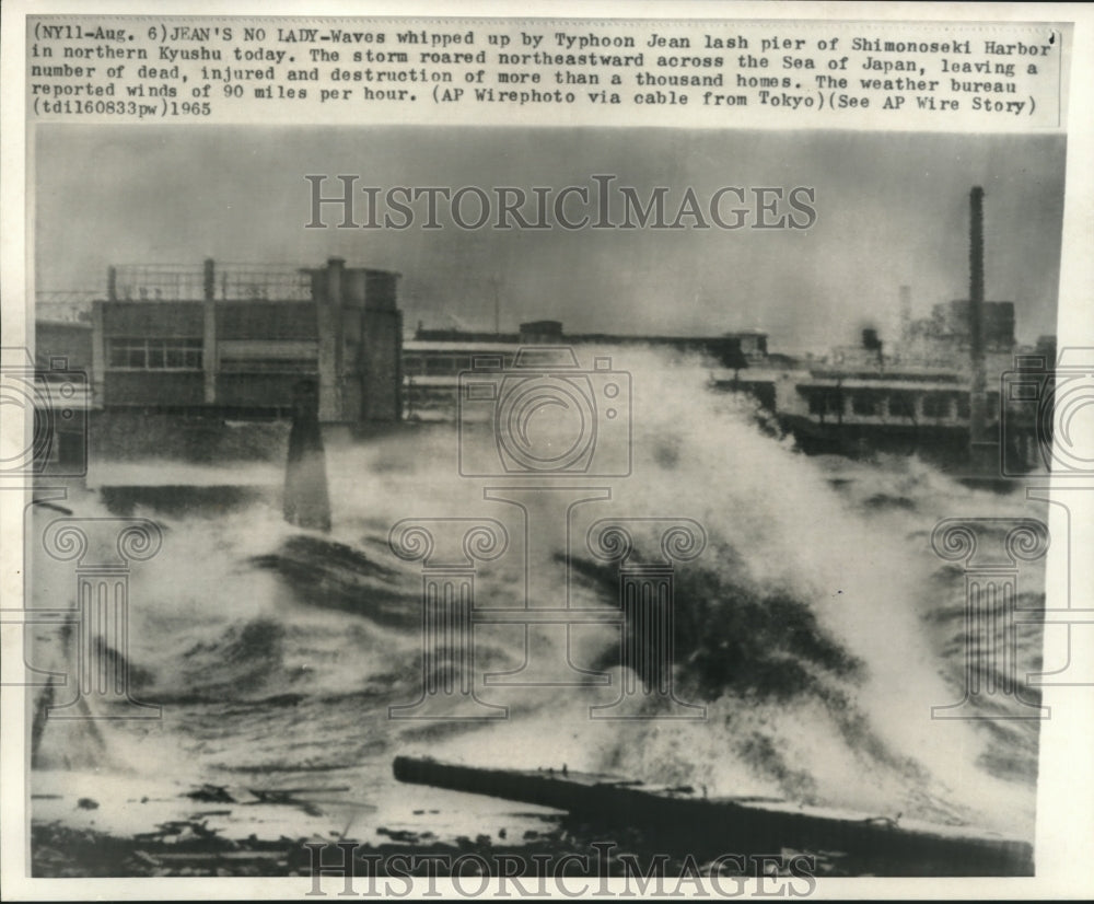 1965 Press Photo Waves caused by Typhoon Jean lashing at pier in Japan - Historic Images