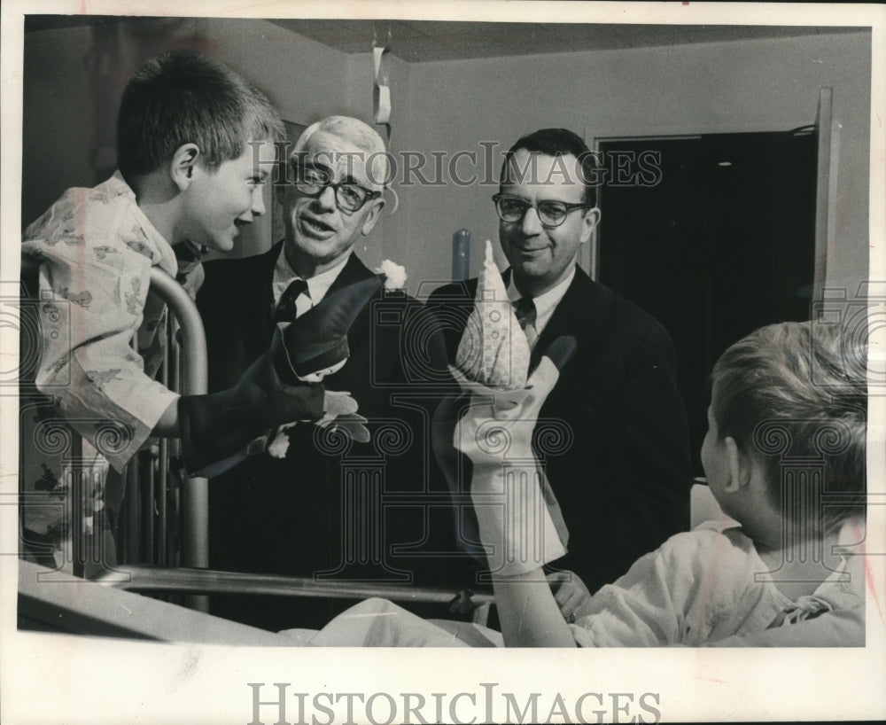1964 Press Photo Hand puppet show for associate chairmen of the United Fund - Historic Images