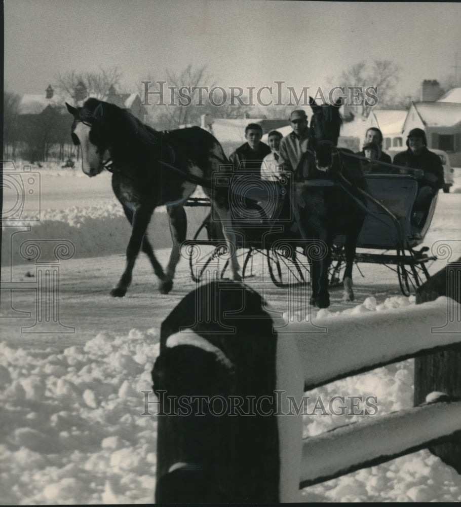 1955 Press Photo Sleigh riders on Root River Parkway in West Allis - mjc04708-Historic Images