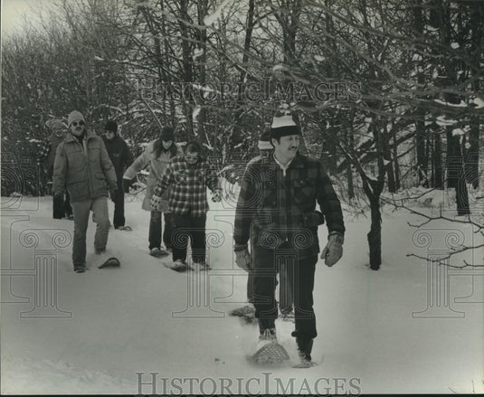 1983 Press Photo Jerry Schwarzmeier leads a group out snowshoeing - mjc04746 - Historic Images
